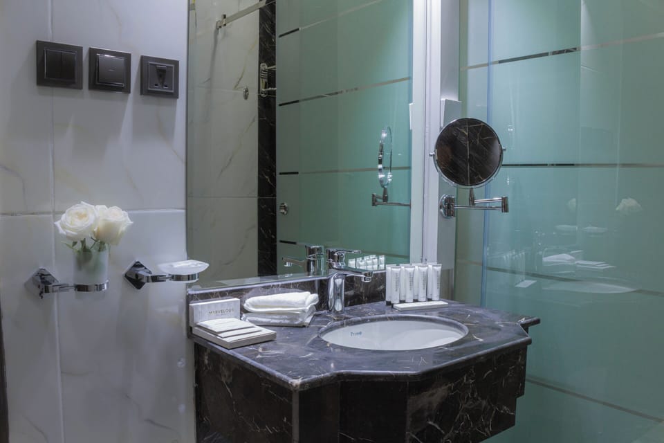 Junior Suite | Bathroom | Free toiletries, hair dryer, slippers, bidet