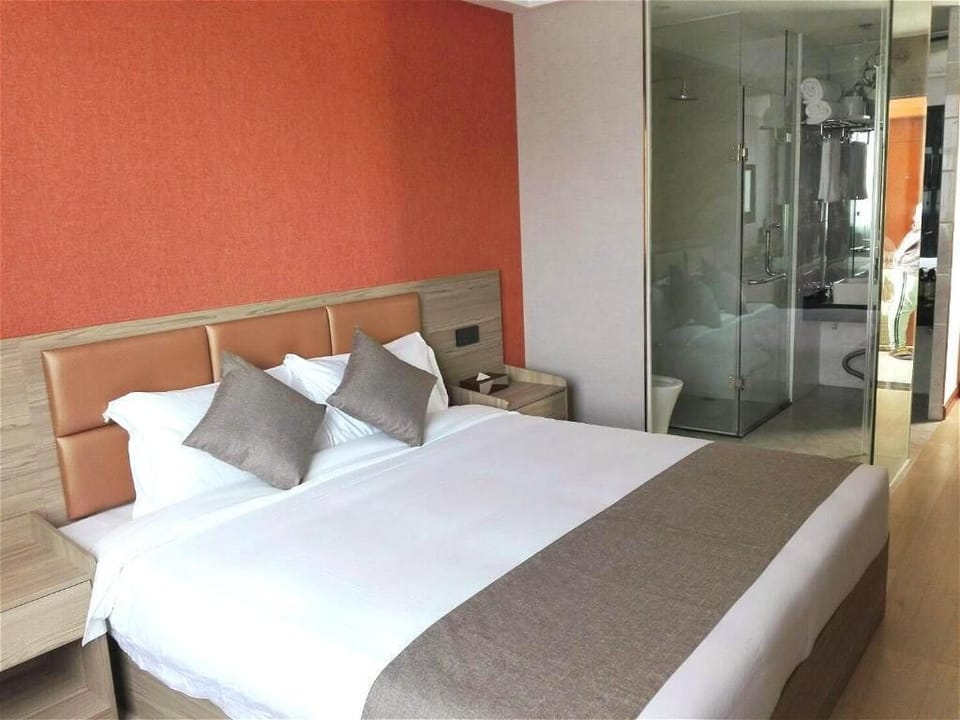 Laptop workspace, soundproofing, free WiFi, bed sheets