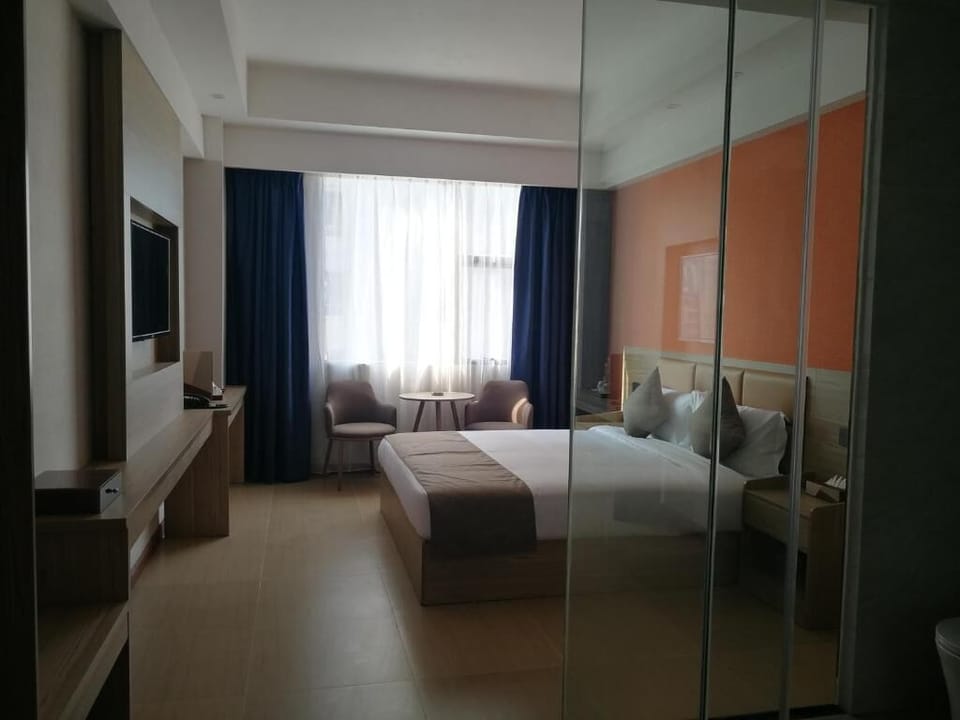 Laptop workspace, soundproofing, free WiFi, bed sheets
