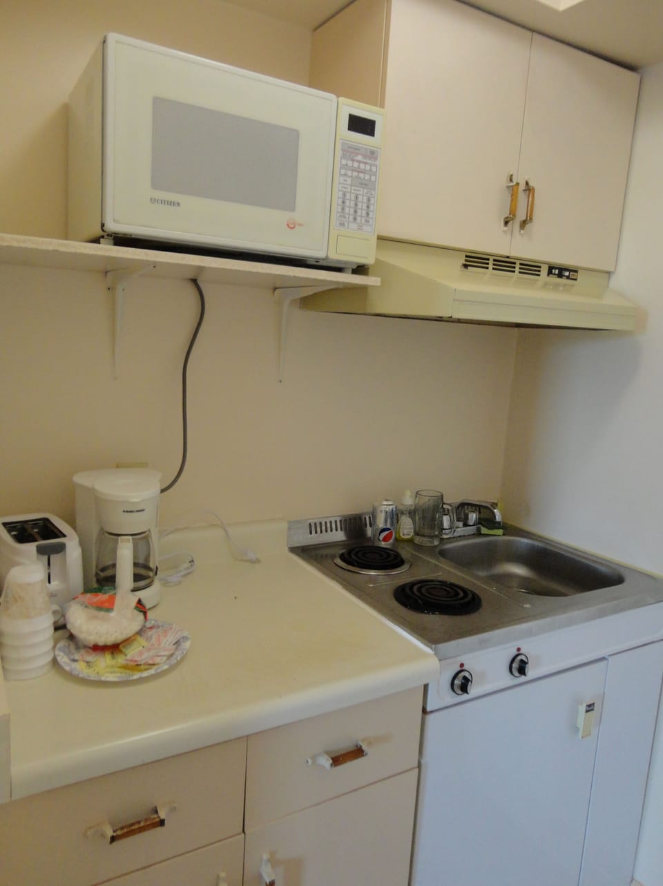 Family Room, Kitchenette | Private kitchenette | Fridge, microwave, coffee/tea maker