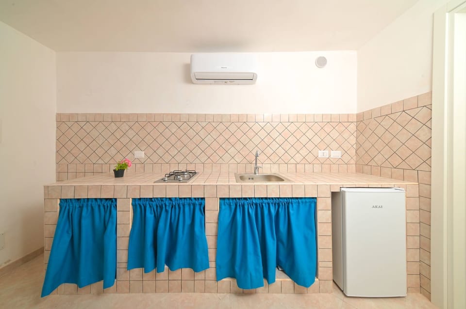 Superior Studio | Private kitchen | Cookware/dishes/utensils, dining table