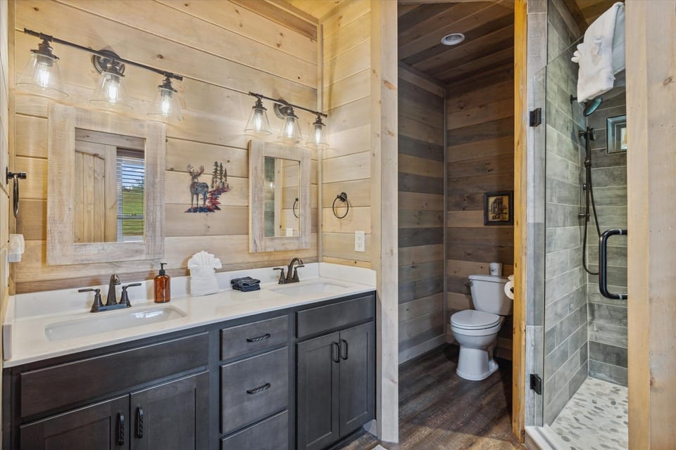 Antler Ridge 3 Bedroom Cabin by RedAwning Cabin in Sevier County