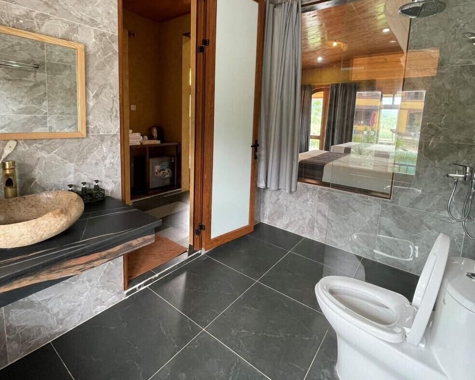 Family Suite, Pool View | Bathroom | Slippers, towels, toilet paper