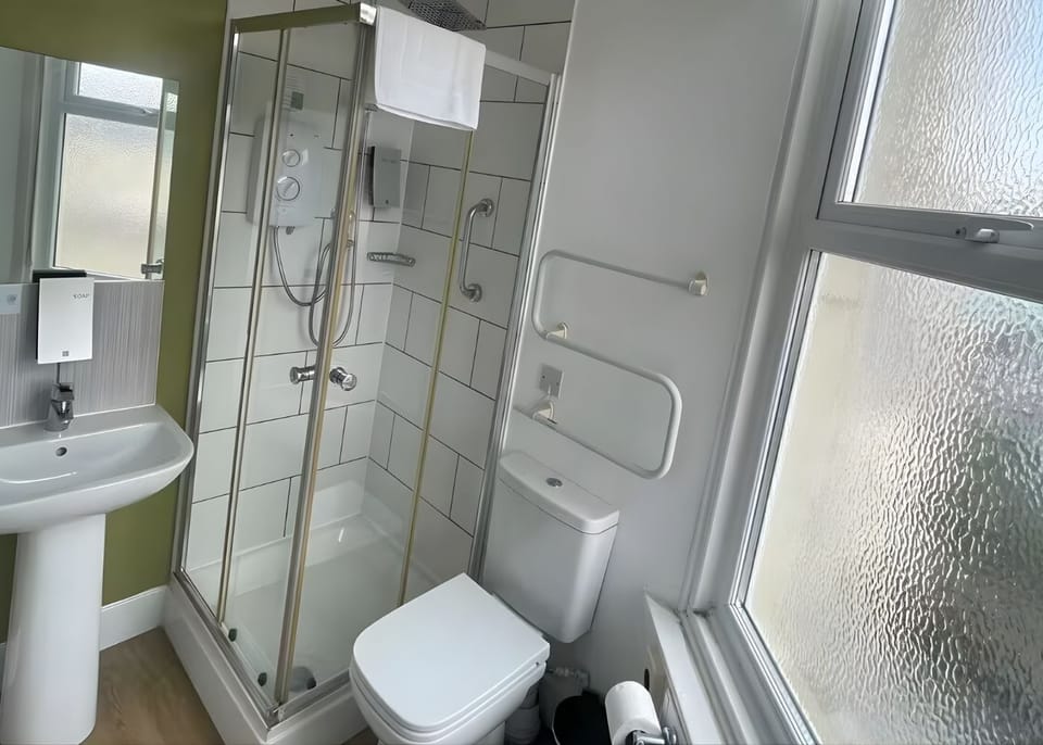 Standard Double Room, Ensuite | Bathroom | Free toiletries, towels, soap, shampoo
