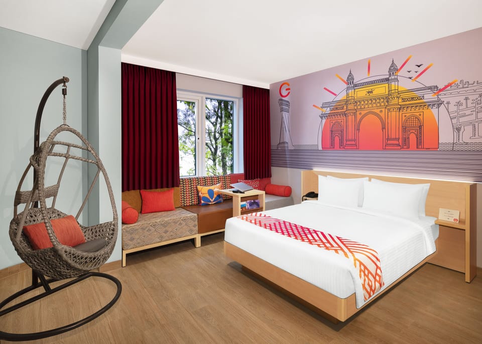 Executive Queen Room | Minibar, in-room safe, individually furnished, blackout drapes
