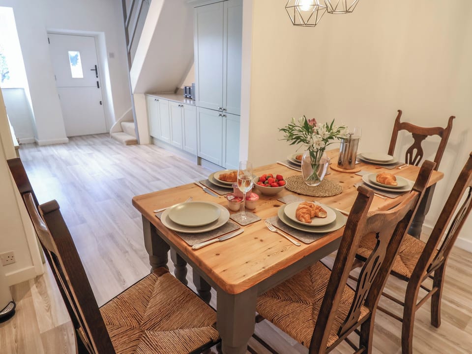 Cottage | Dining