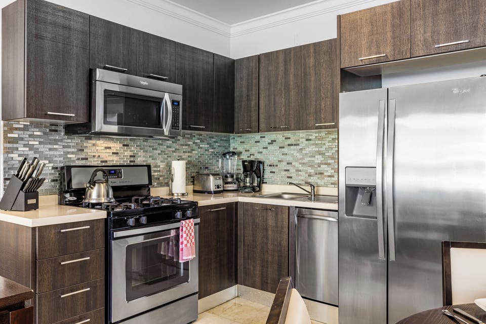 Full-size fridge, microwave, oven, dishwasher