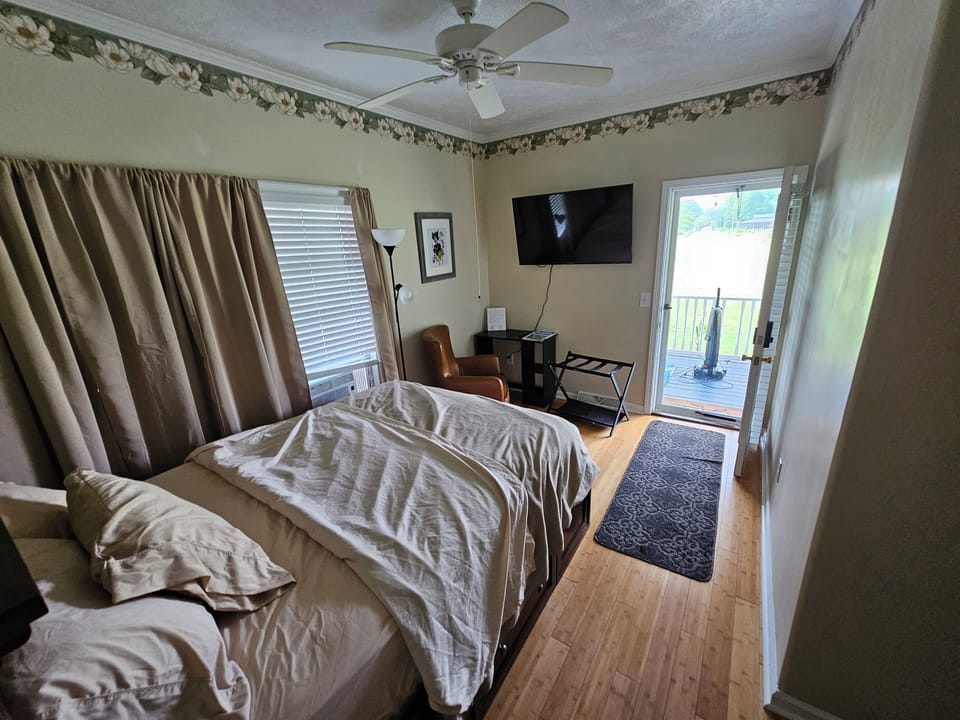 Apartment, 2 Bedrooms, Non Smoking, Vineyard View | Hypo-allergenic bedding available, laptop workspace, blackout drapes