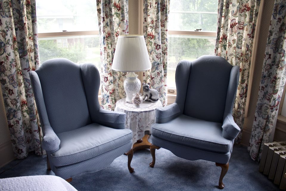 Elite Room, 1 King Bed, Jetted Tub (The Turret) | Living area | 32-inch LCD TV with cable channels, TV