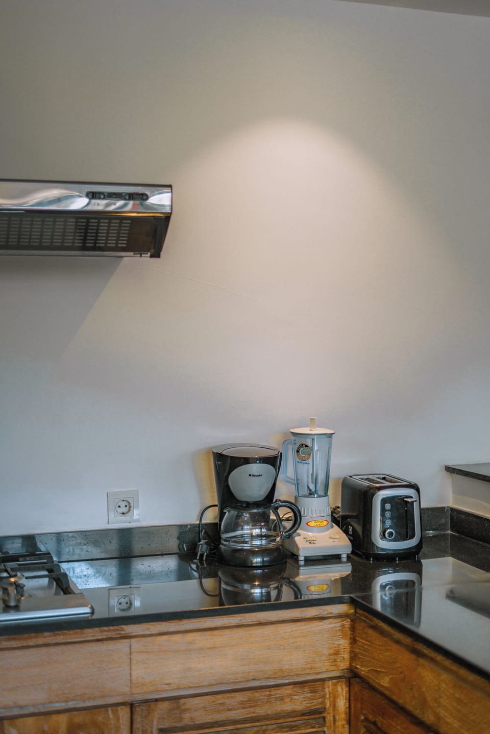 Deluxe Villa | Private kitchen | Microwave, stovetop, toaster, cookware/dishes/utensils