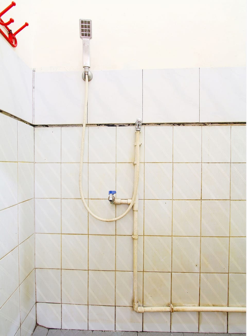 Standard Twin Room | Bathroom | Combined shower/tub, towels