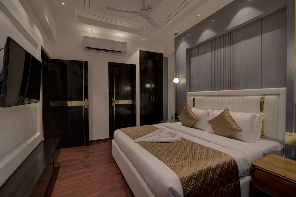 Suite Room with bathtub | Rollaway beds, free WiFi, bed sheets, wheelchair access