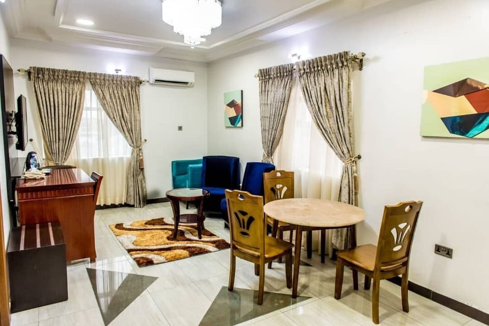Family Suite | In-room safe, individually decorated, individually furnished, desk