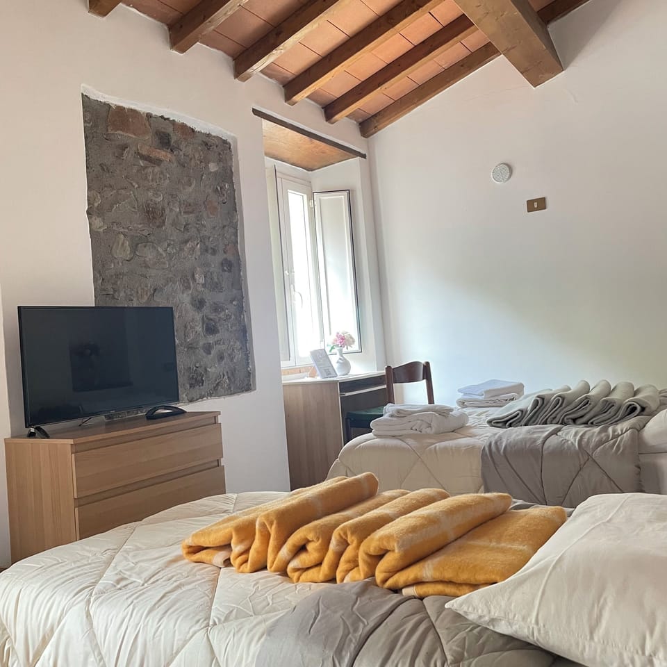 Triple Room | Desk, laptop workspace, free WiFi