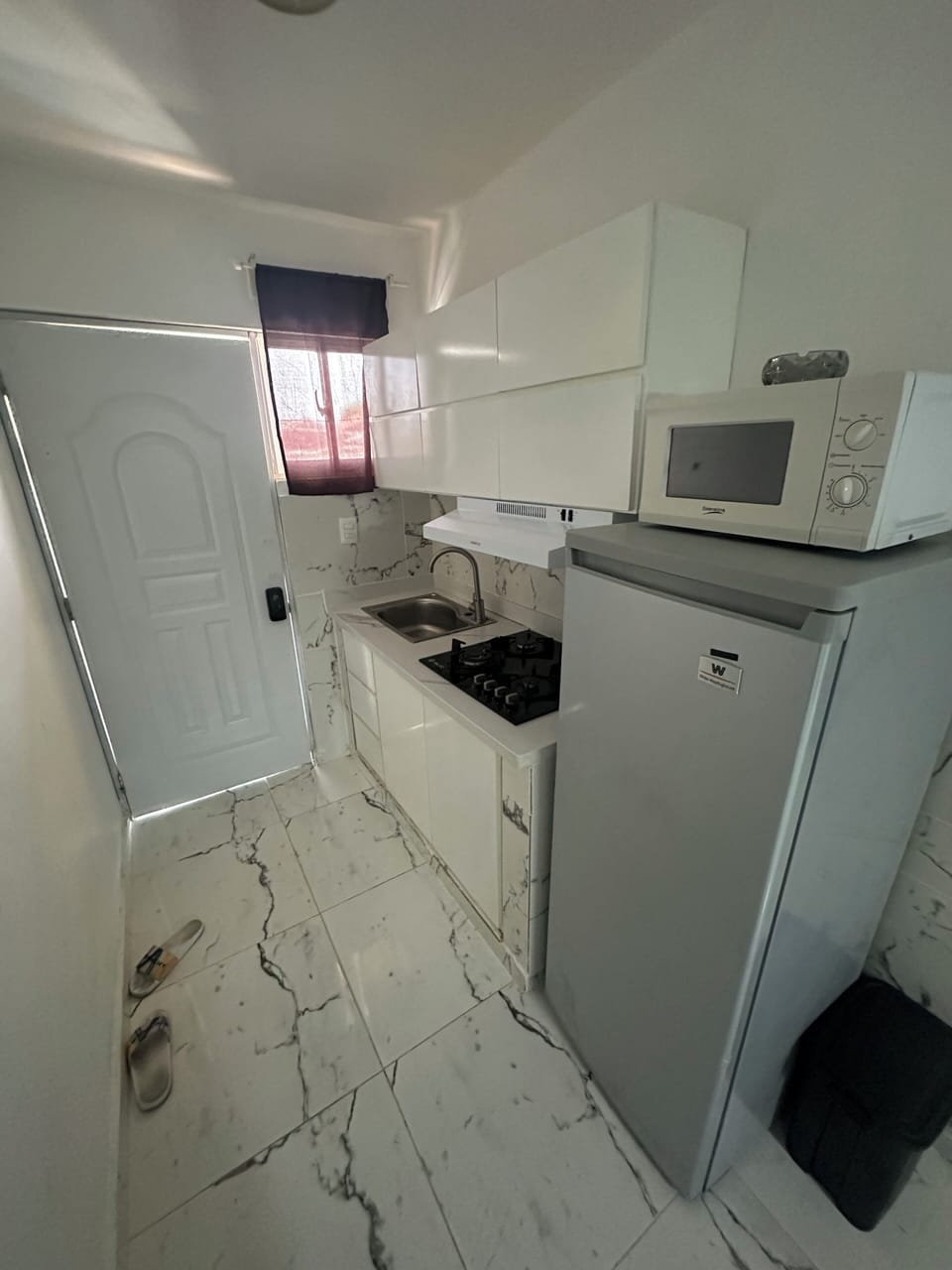 Full-size fridge, microwave, stovetop, toaster
