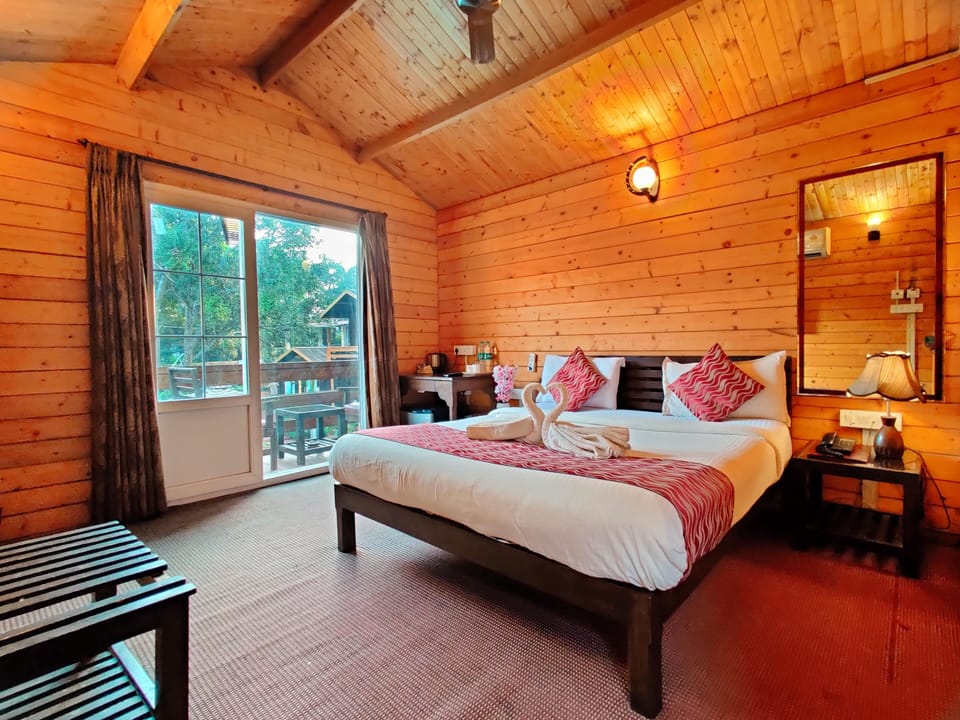 Super Deluxe Swiss Cottage | Minibar, in-room safe, desk, iron/ironing board