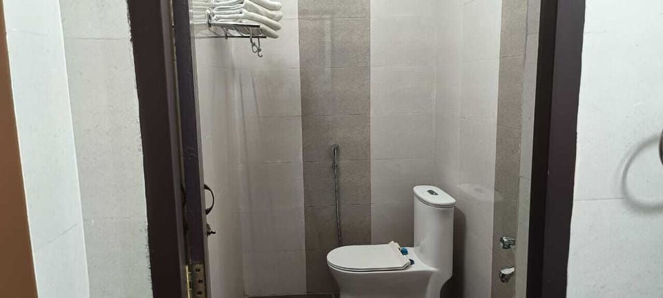 Shower, rainfall showerhead, free toiletries, soap