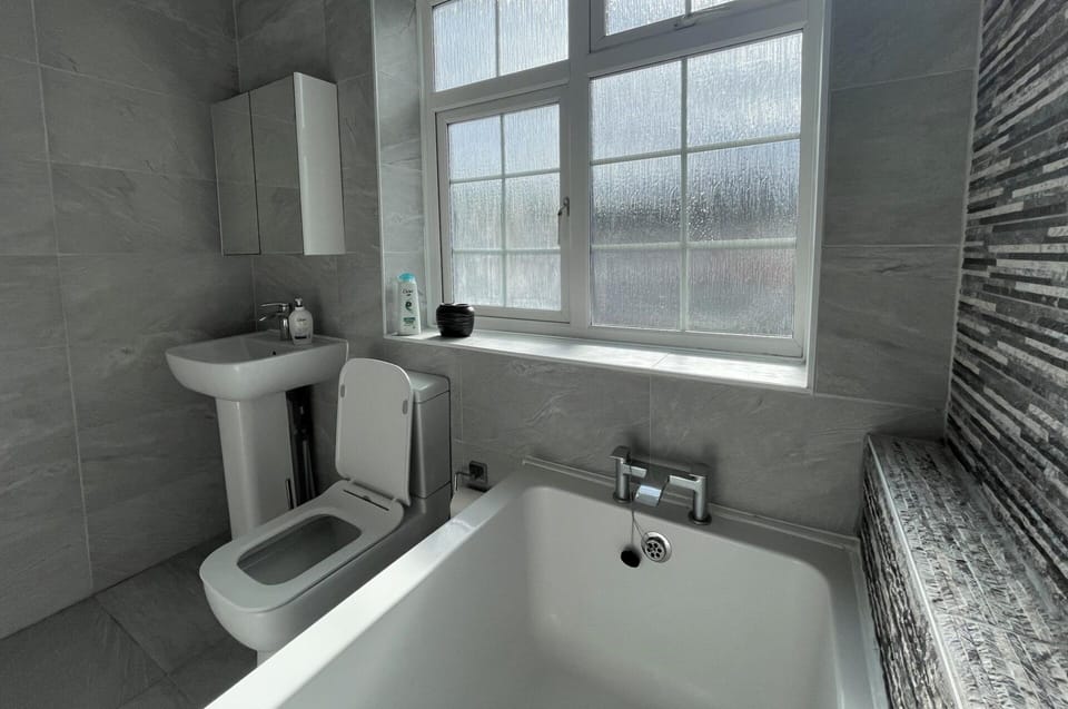 4 Bed House Sleeps 8 - Enclosed Garden - Parking House in Luton