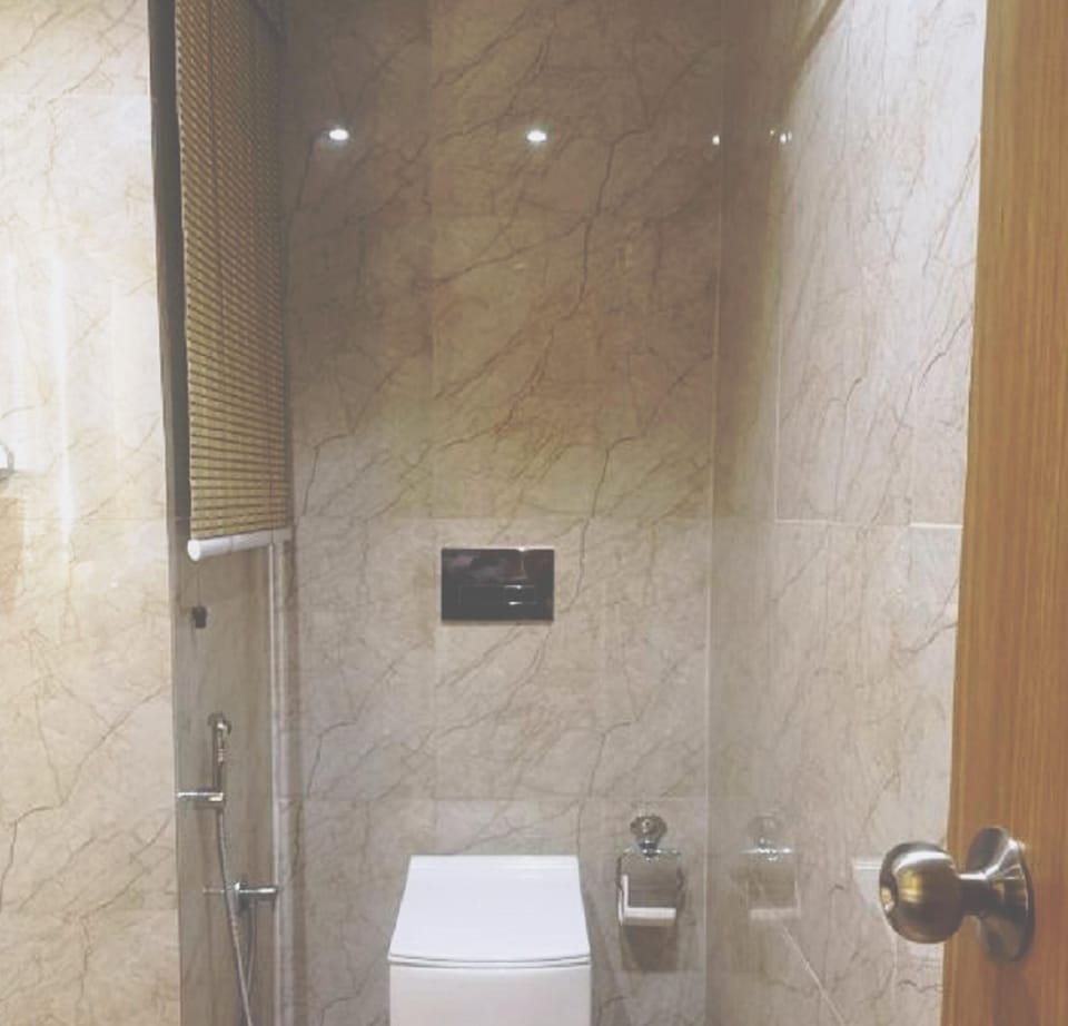 Executive Room | Bathroom | Shower, rainfall showerhead, towels