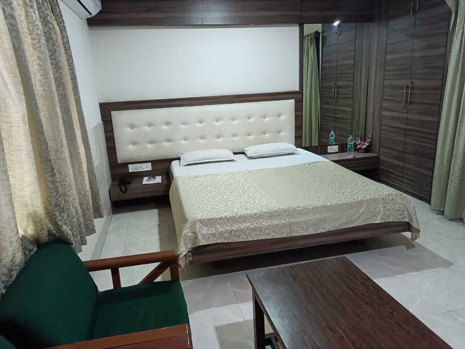 Business Room | In-room safe, desk, soundproofing, free WiFi