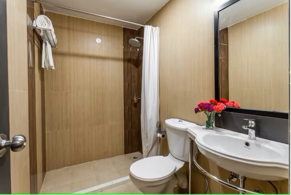 Deluxe Room | Bathroom