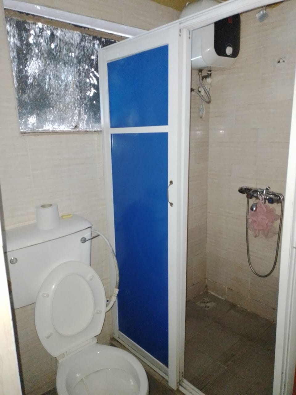 Rainfall showerhead, free toiletries, towels, soap