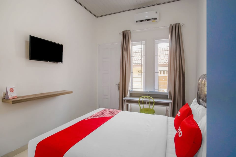 Standard Double Room | Desk, laptop workspace, WiFi (free), bed sheets