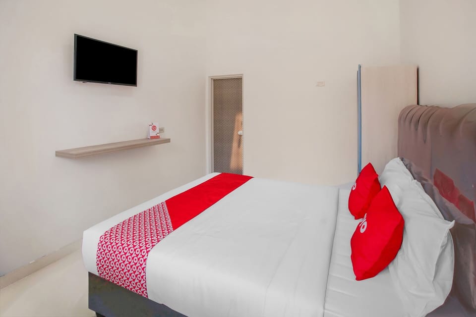 Standard Double Room | Desk, laptop workspace, WiFi (free), bed sheets