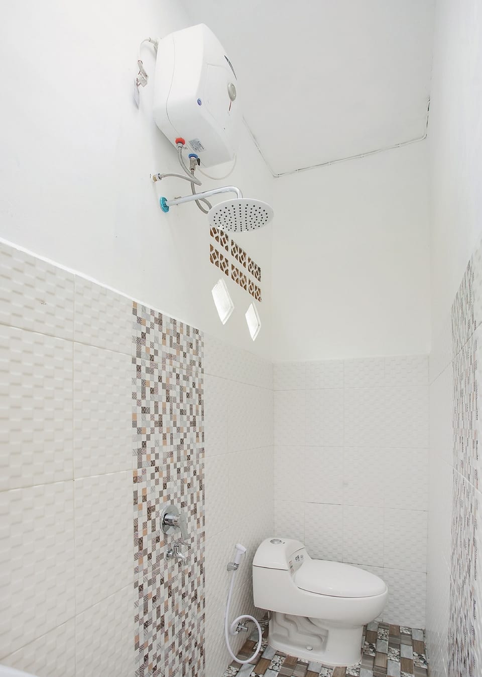 Standard Double Room | Bathroom | Shower, towels
