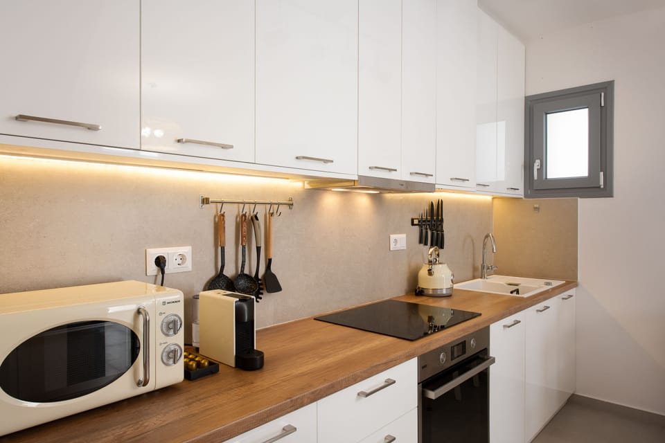 Comfort Villa | Private kitchen | Espresso maker, coffee/tea maker, full-size fridge, oven