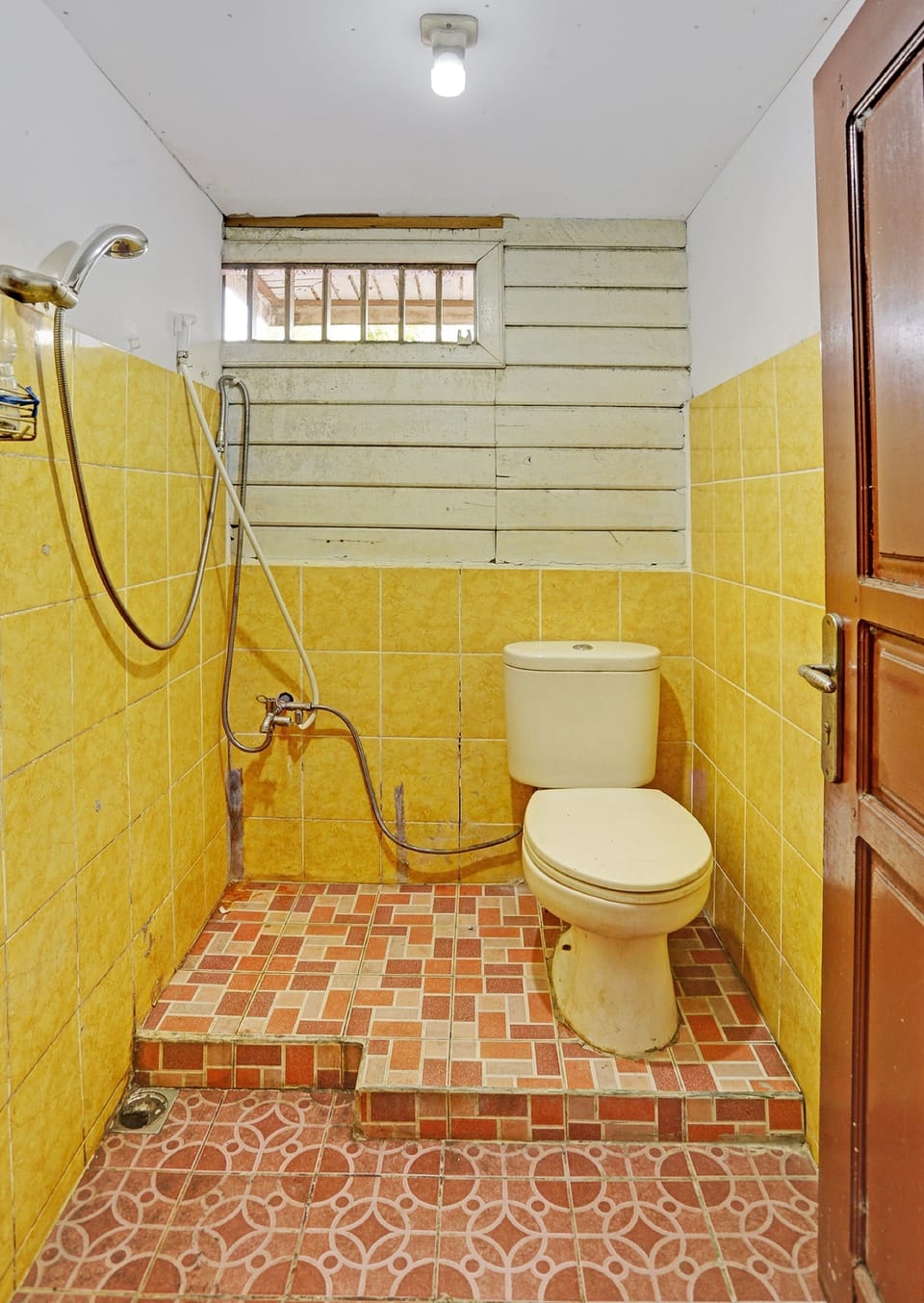 Basic Single Room | Bathroom | Shower, towels, toilet paper