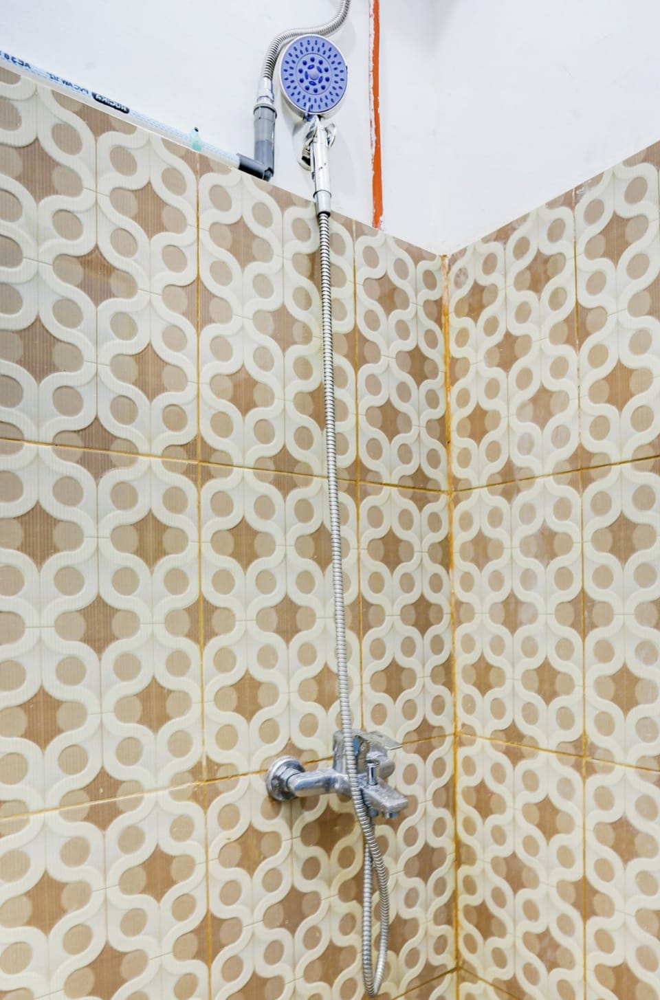 Standard Single Room | Bathroom | Shower, rainfall showerhead, soap