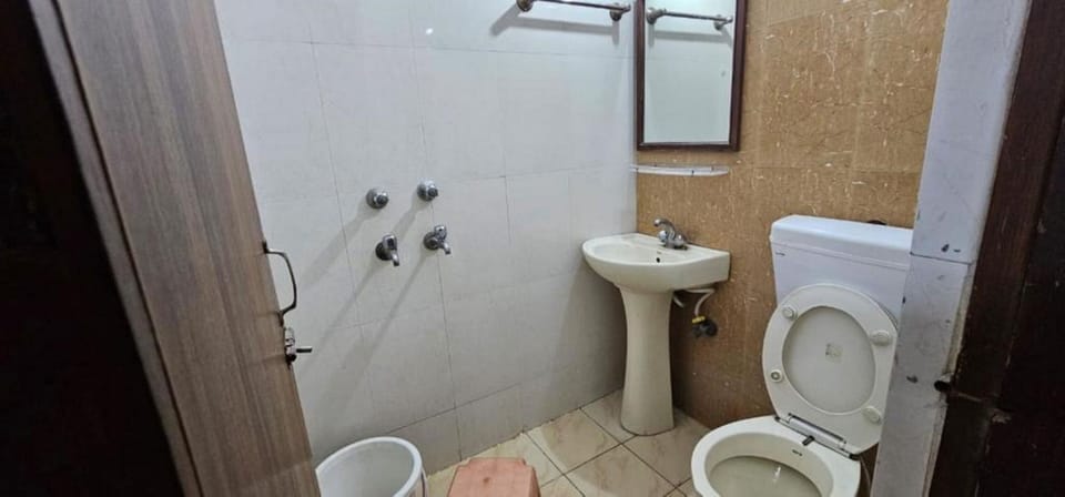 Deluxe Room | Bathroom | Shower, rainfall showerhead, free toiletries, towels