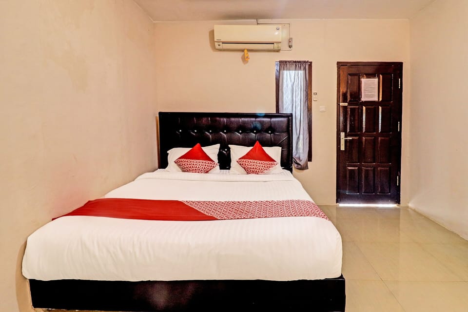 Deluxe Double Room | Laptop workspace, bed sheets