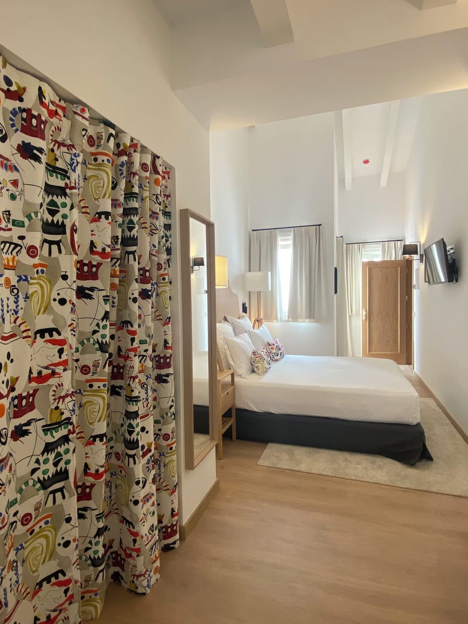 Gallery Room | In-room safe, soundproofing, WiFi (free), bed sheets