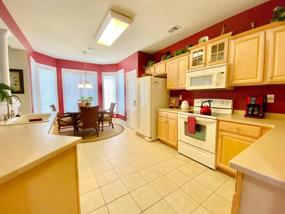Condo, 4 Bedrooms | Private kitchen | Fridge, microwave, oven, stovetop