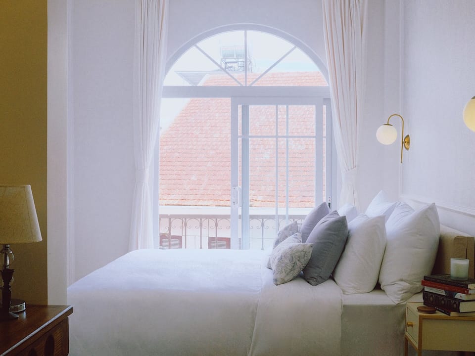 Deluxe Room | 1 bedroom, premium bedding, free minibar items, desk