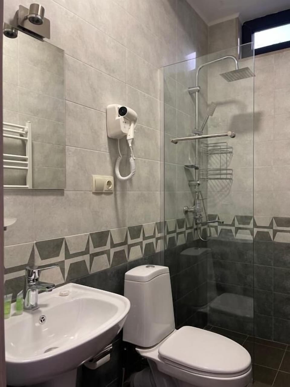 Comfort Double Room | Bathroom | Shower, free toiletries, hair dryer, slippers