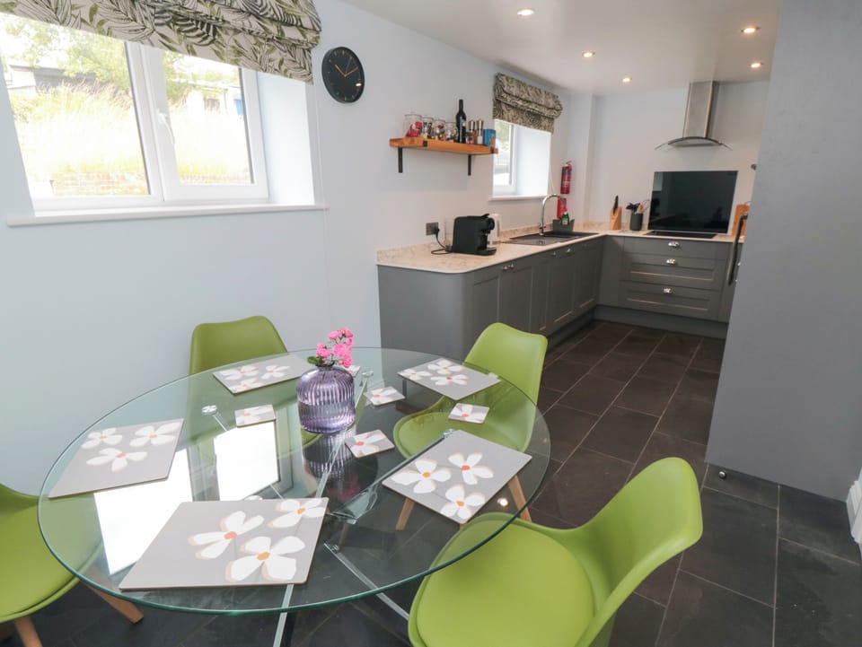 Cottage | Dining