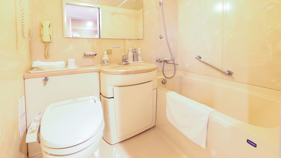 Combined shower/tub, deep soaking tub, free toiletries, hair dryer