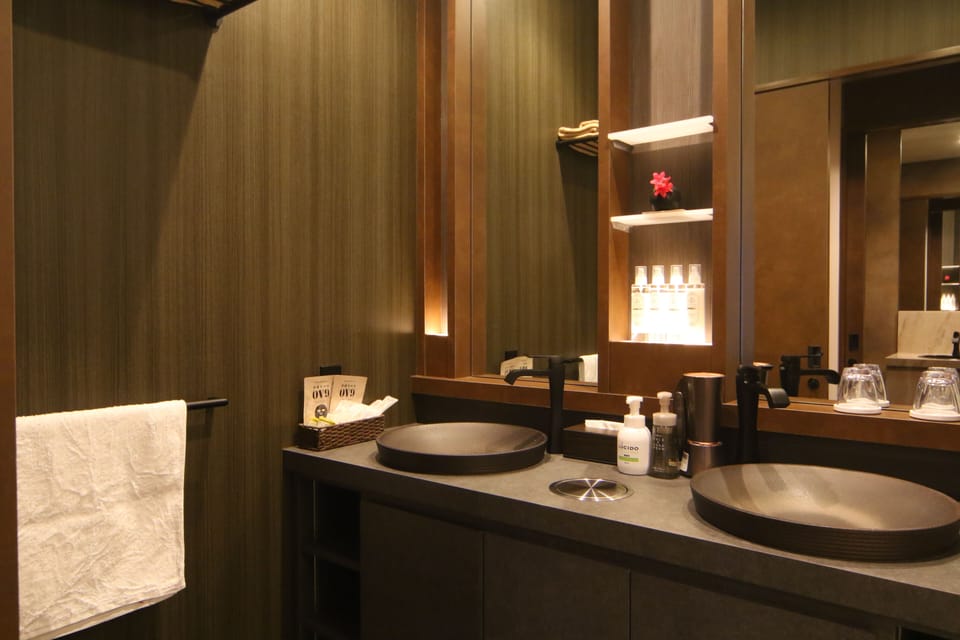 Deluxe Room, Non Smoking | In-room safe, desk, laptop workspace, free WiFi