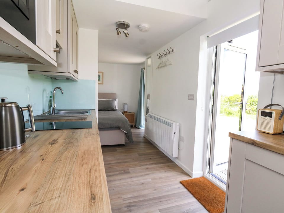 Cottage | Private kitchen | Fridge, electric kettle, toaster, cookware/dishes/utensils