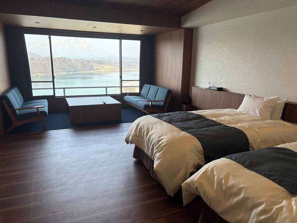 Twin Room, Lake View | Minibar, WiFi (free), bed sheets