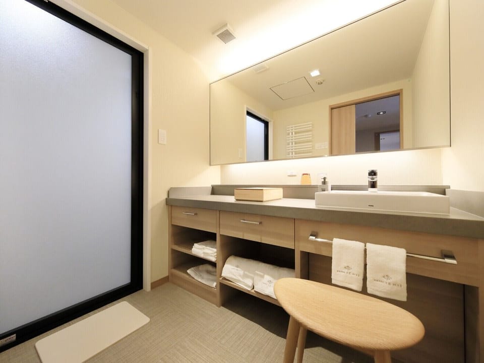 Combined shower/tub, free toiletries, hair dryer, slippers