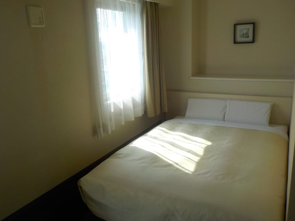 Desk, free wired internet, bed sheets