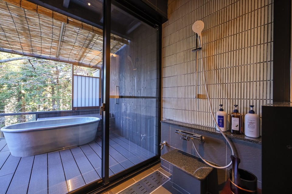 Dining Room No Smoking | Bathroom | Shower, free toiletries, hair dryer, bathrobes