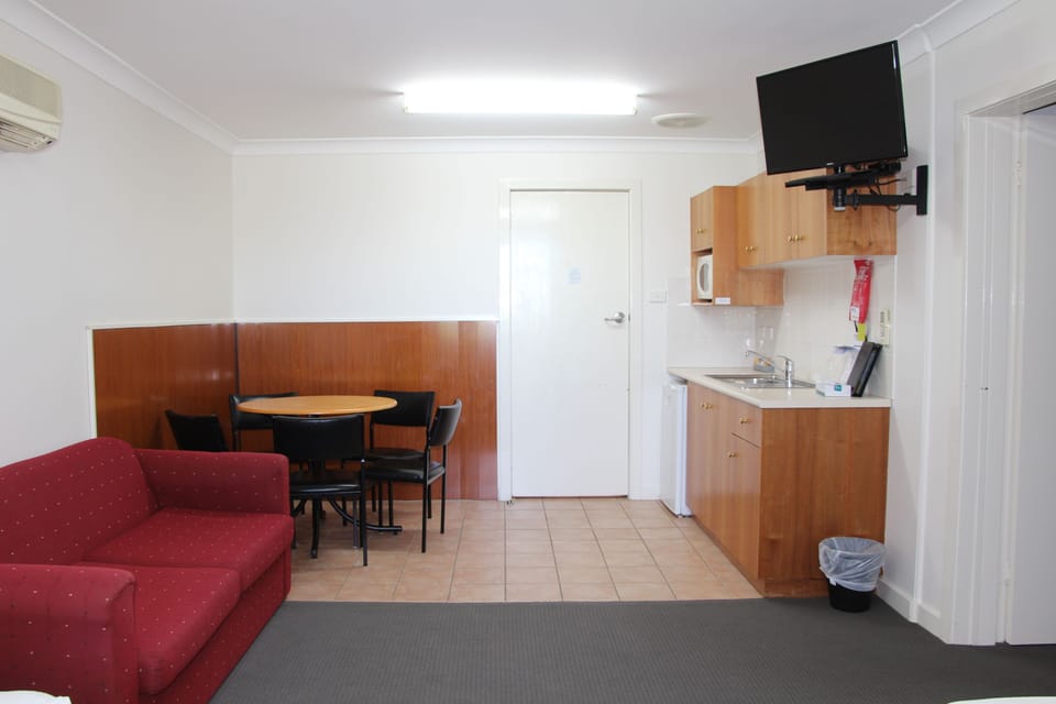 Family Suite, 2 Bedrooms, Kitchenette (Upstairs) | Private kitchen | Fridge, microwave, coffee/tea maker, electric kettle