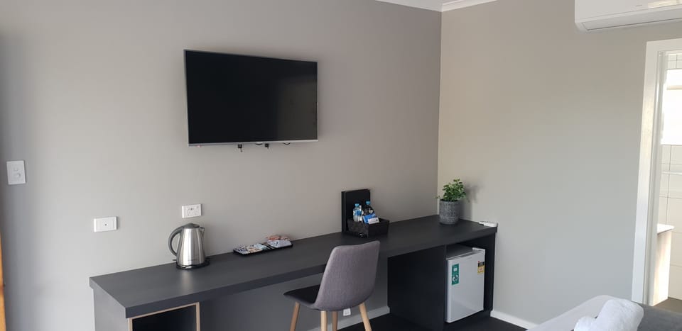 Executive Triple Room | Laptop workspace, iron/ironing board, free WiFi, bed sheets