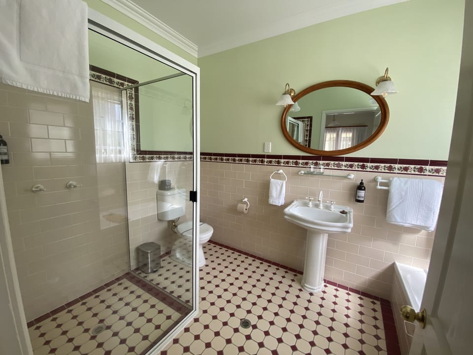  Executive King Suite | Premium bedding, iron/ironing board, WiFi (free), individually decorated