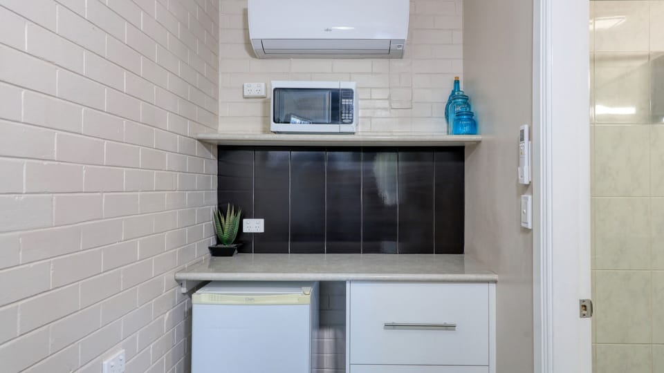 Deluxe Queen Room | Private kitchenette | Fridge, microwave, electric kettle